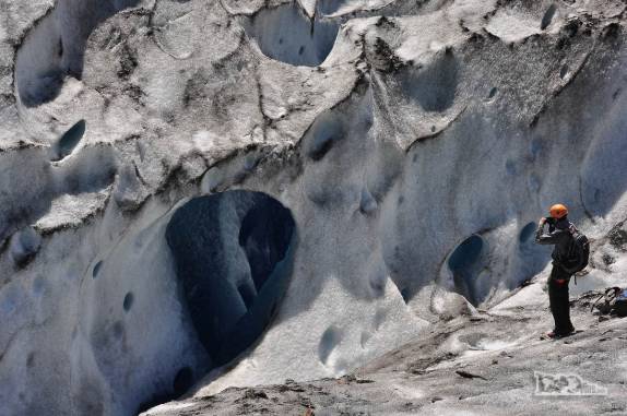 Encontrando uma caverna de gelo no glaciar Viedma, no Parque Nacional Los Glaciares, região de El Chaltén, no sul da Argentina